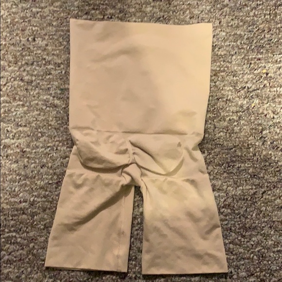 Assets by Spanx shapewear - Picture 4 of 5